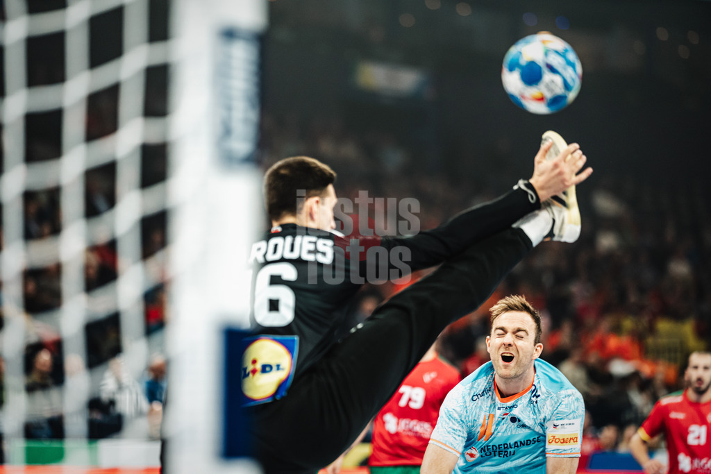 Handball | Herren | EHF EURO 2024 | European Championshop Men 2024 Final Tournament | Niederlande vs. Portugal | 23.01.2024 | Bobby Schagen (#14, Holland, NED) scheitert an Diogo Rema Marques (#16, Portugal, POR)