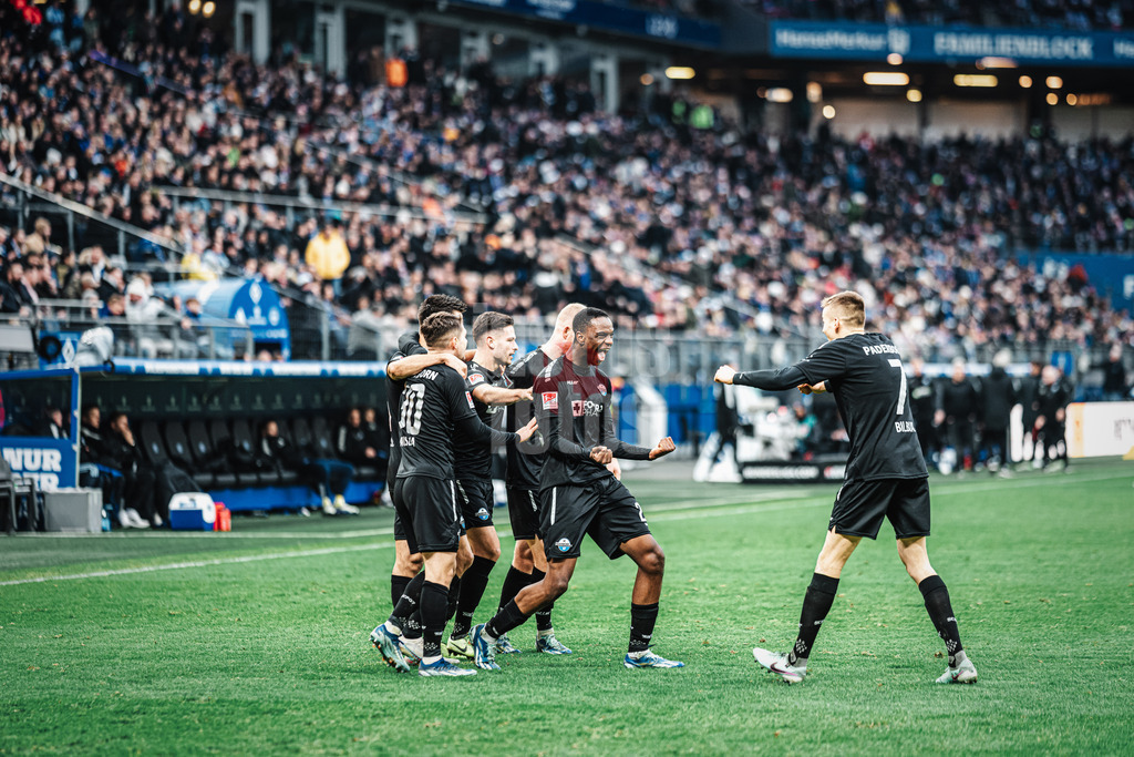 Fußball | Männer | Saison 2023/2024 | 2. Fußball-Bundesliga | 16. Spieltag | Hamburger SV vs. SC Paderborn 07 | 09.12.2023 | Torschütze Ilyas Ansah (#29, mitte rechts, SC Paderborn 07) wird von seinem Team gefeiert
