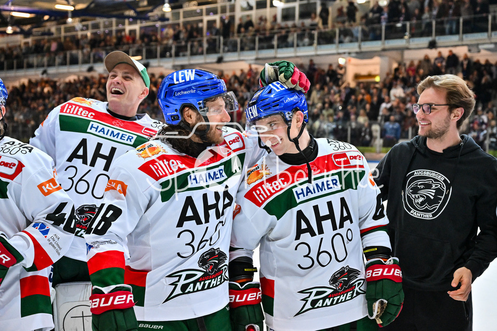Iserlohn Roosters - Augsburger Panther | Die Spieler der Panther feiern zusammen mit den Fans den Klassenerhalt in Iserlohn / Freude / Happy / Abstieg / Absteiger / DEL: Iserlohn Roosters - Augsburger Panther, Eissporthalle Iserlohn am 07.03.2025 / Anthony LOUIS (Augsburger Panther #18) Florian ELIAS (Augsburger Panther #67)