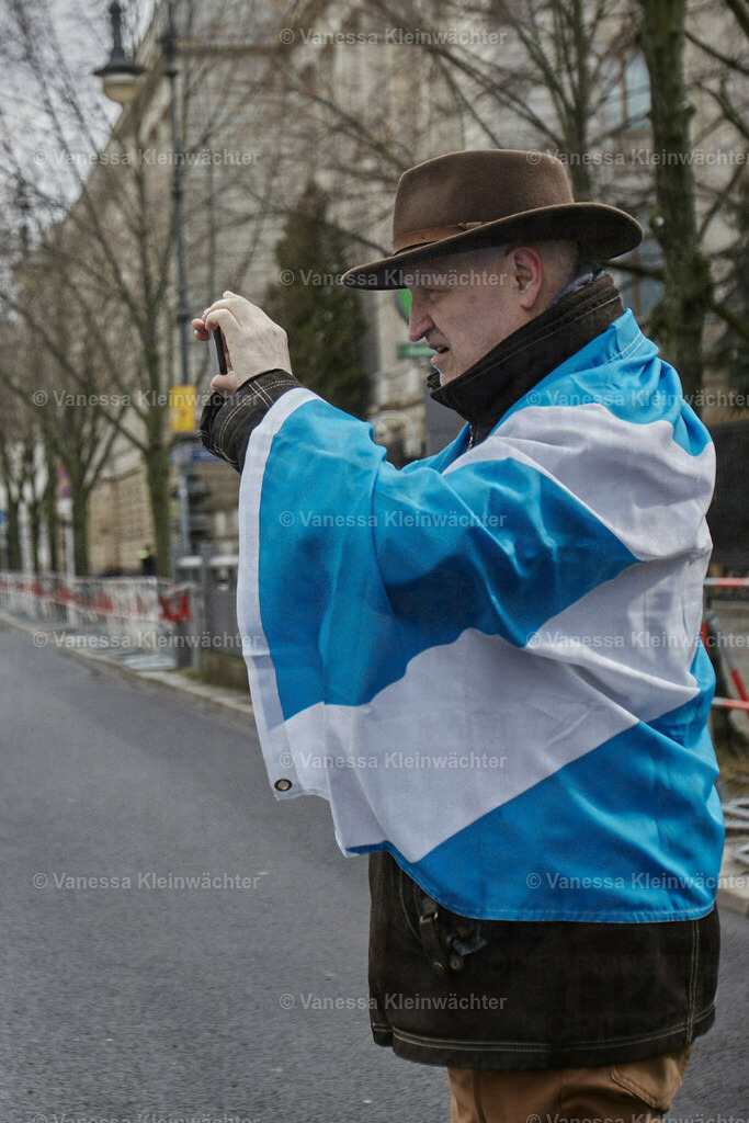 #IndyBerlin23 - Demonstration für schottische Unabhängigkeit | Rund 60 Personen ziehen am 11.03.2023 mit einer Demonstration vom Brandenburger Tor an der Britischen Botschaft vorbei zum Roten Rathaus, um die Unabhängigkeit Schottlands zu fordern.

On March 11, 2023, approx. 60 people rally in support of the Scottish independence, marching from Brandenburg Gate via the British Embassy to the Red Town Hall.  - Realisiert mit Pictrs.com