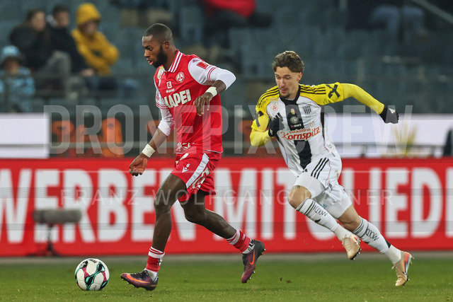 Austrian Bundesliga: Grazer AK 1902 vs LASK | GRAZ, AUSTRIA, 13.DEC.25 - SOCCER - ADMIRAL Bundesliga, Grazer AK 1902 vs LASK. The image shows Sadik Fofana (GAK) and Christoph Lang (Lask).