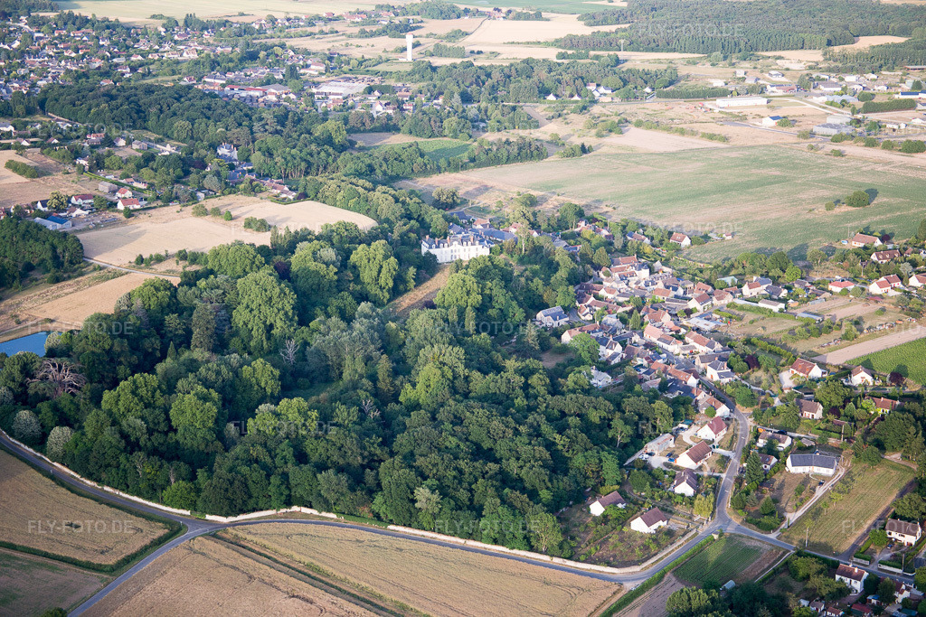 Luftbild: Burganlage des Schloß Chouzy-sur-Cisse in Chouzy-sur-Cisse im Bundesland Loir-et-Cher in Frankreich. Foto: IMG_082477.jpg vom 20.06.2015 durch Werner Riehm/FLY-FOTO.de