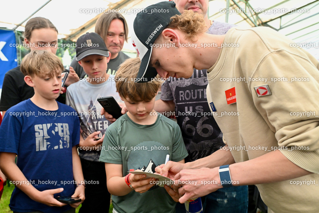 Empfang Daniel Tschofenig | Daniel Tschofenig schreibt Autogramme, Empfang Daniel Tschofenig, Empfang Daniel Tschofenig am 10.05.2025 in Hohenthurn (Mehrzweckhaus Hohenthuurn), Austria, (Photo by Bernd Stefan)