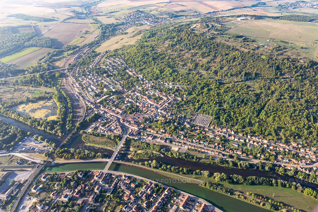 Aerial view: View of the town in Pont-Saint-Vincent in the state Meurthe et Moselle, France. – Photo: IMG_117884.jpg taken on 09/14/2019 by Werner Riehm/FLY-FOTO.com – Resolution of the original: 4920 x 3280 px