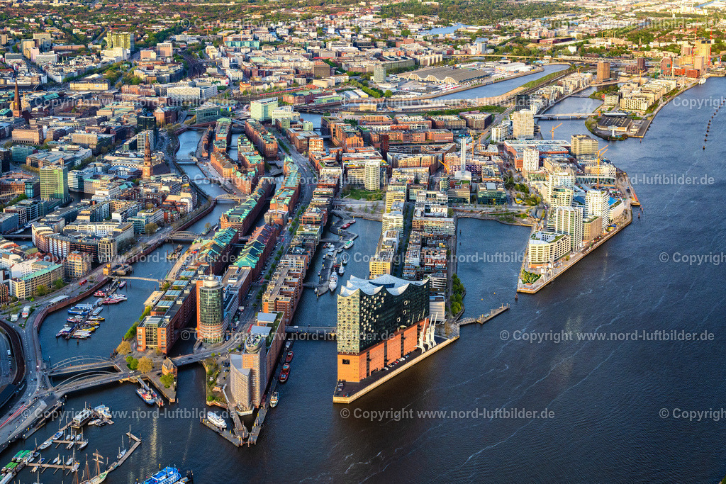 Hamburg_Panorama_Elbphilharmonie_ELS_1893140424 | HAMBURG 14.04.2024 Elbphilharmonie am Ufer der Elbe in Hamburg. Das Konzerthaus- Gebäude im Stadtteil Hamburg-HafenCity befindet sich am Ufer der Elbe der Hansestadt. Weiterführende Informationen bei: HamburgMusik gGmbH - Elbphilharmonie und Laeiszhalle Betriebsgesellschaft,  ReGe Hamburg Projekt-Realisierungsgesellschaft mbH. // The Elbe Philharmonic Hall on the river bank of the Elbe in Hamburg. Further information at: HamburgMusik gGmbH - Elbphilharmonie und Laeiszhalle Betriebsgesellschaft,  ReGe Hamburg Projekt-Realisierungsgesellschaft mbH. Foto: Martin Elsen