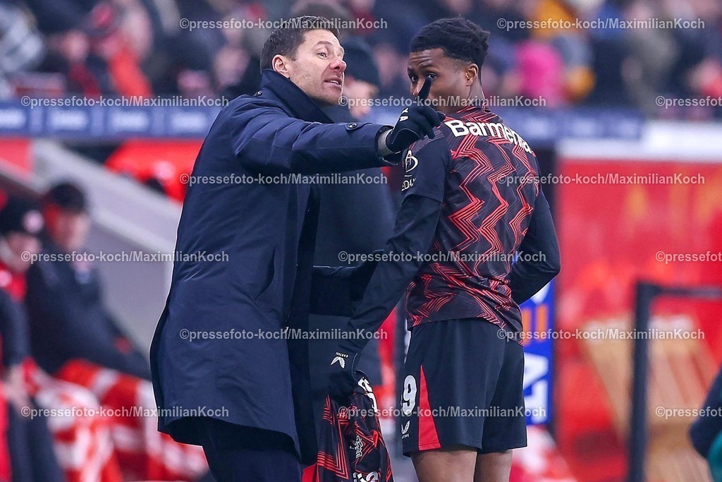 Lev14012501116 | 14.01.2025, Fußball, Bayer 04 Leverkusen - 1. FSV Mainz 05, 1. Fußball Bundesliga, 17. Spieltag, BayArena, Saison 2024 2025: Cheftrainer Xabi Alonso (Bayer 04 Leverkusen Trainer) zeigt Nathan Tella (Bayer04 Leverkusen #19) wo es lang gehtDFB regulations prohibit any use of photographs as image sequences and or quasi-video.