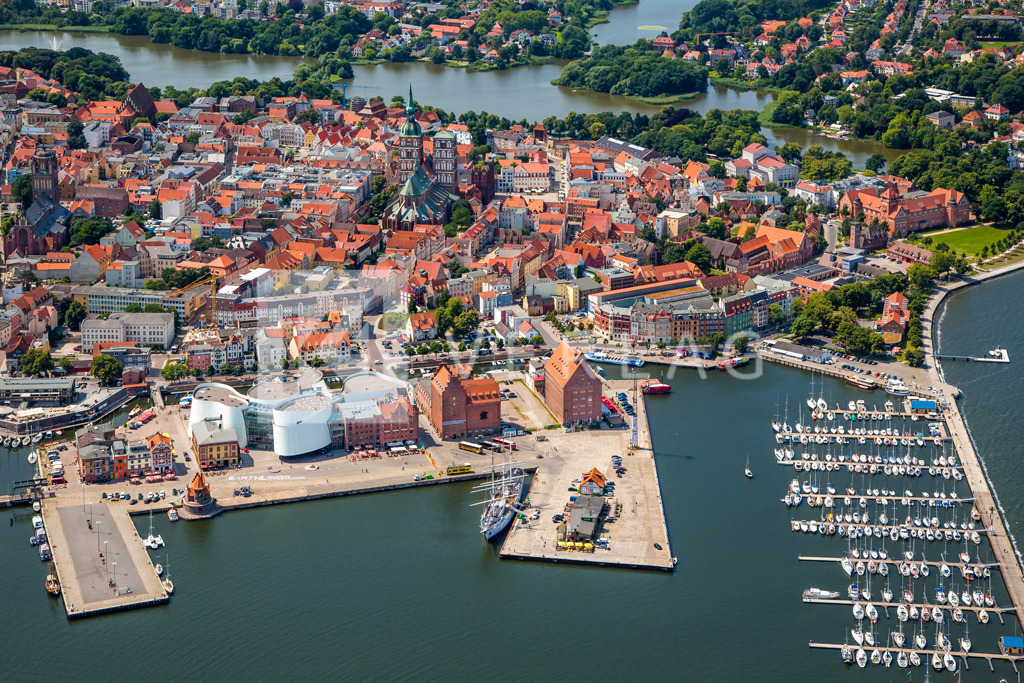 Wandbild-Stralsund-Luftbild-Ostsee-FOCO7574 | Luftbild der Hafeninsel mit Ozeaneum und der historischen Altstadt und Hafen - Realisiert mit Pictrs.com