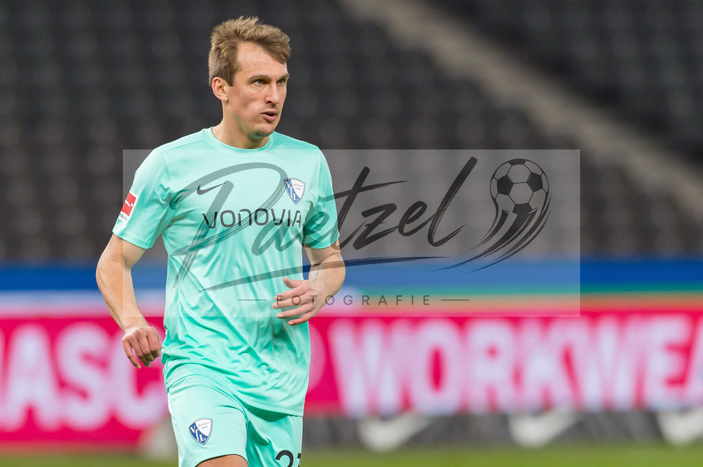 HERBOC20220204_214 | Fussball, Herren: Robert Tesche (VfL Bochum) schaut bei dem Spiel der 1. Bundesliga zwischen Hertha BSC und VfL Bochum im Olypiastadion am 04.02.2022 in Berlin, Deutschland.DFB / DFL REGULATIONS PROHIBIT ANY USE OF PHOTOGRAPHS AS IMAGE SEQUENCES AND/OR QUASI-VIDEO. - Realisiert mit Pictrs.com