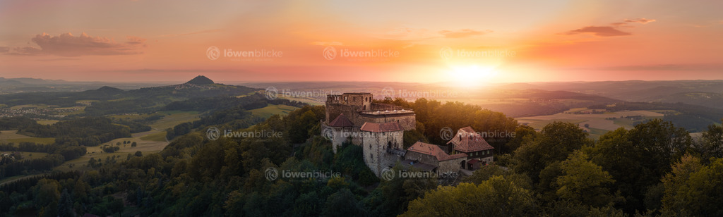 Burg Hohenrechberg vor dem Hohenstaufen im Sonnenuntergang | löwenblicke | shop
