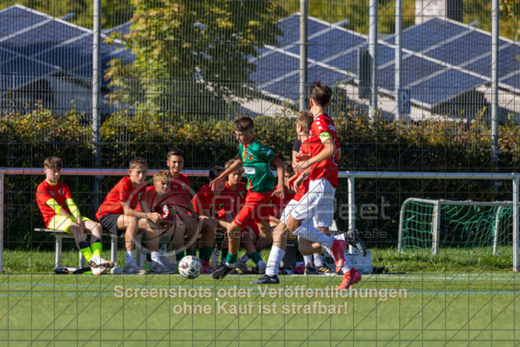 20250920_155441_0339 | #,1.Göppinger SV (rot) vs. FC Esslingen II (grün), Fussball, C-Junioren Leistungsstaffel Mitte - wfv 2025/2026, Kunstrasenplatz Nord, Hohenstaufenstr. 116, 73033 Göppingen, 20.09.2025 - 15:30 Uhr,Foto: PhotoPeet-Sportfotografie/Peter Harich