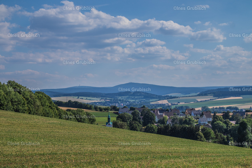Keilberg und Fichtelberg mit Cunersdorf | Lila Lubbenbomm - Artwork by Ines Grubisch - Realisiert mit Pictrs.com