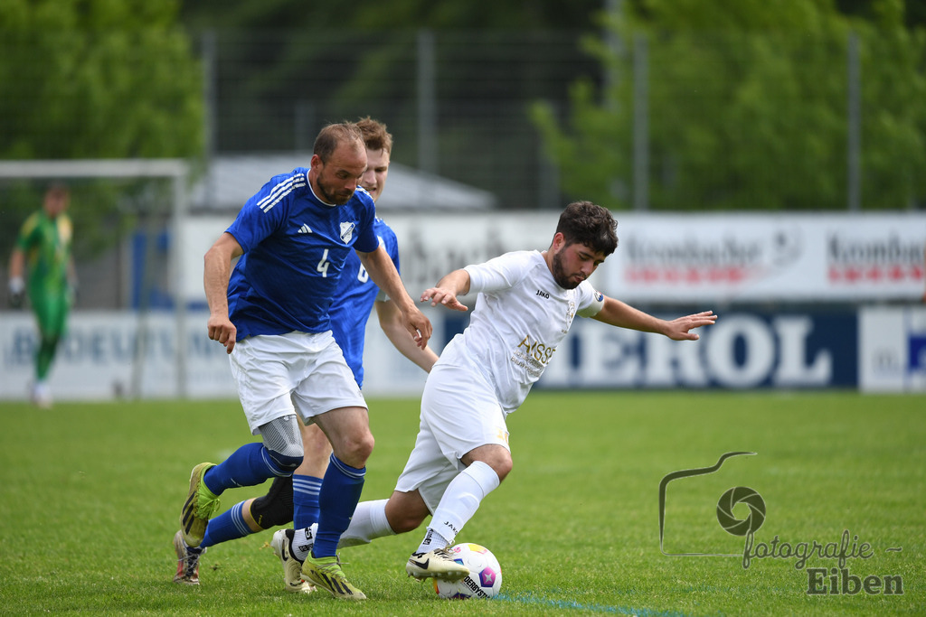 1. FC Nordenham-SV GOTANO | Kreispokal Finale Jade-Weser-Hunte 1. Mannschaften; 1.FC Nordenham (weiß)-SV GOTANO (blau) am 15.06.2025 in Rastede (Sportanlage Köttersweg), Photo: Philip Eiben 2025 - Realisiert mit Pictrs.com