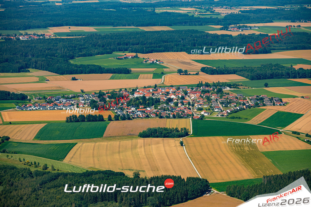 Das Luftbild zeigt : Baindlkirch Ried - Die Luftaufnahme wurde 2024 vom UL-Flugzeug aus erstellt ( keine Drohne ) - Hochauflösende Luftaufnahme - Für grossformatige Ausdrucke geeignet. Die Geschenkidee !Mit Lizenz und Bildrechte bestellbar