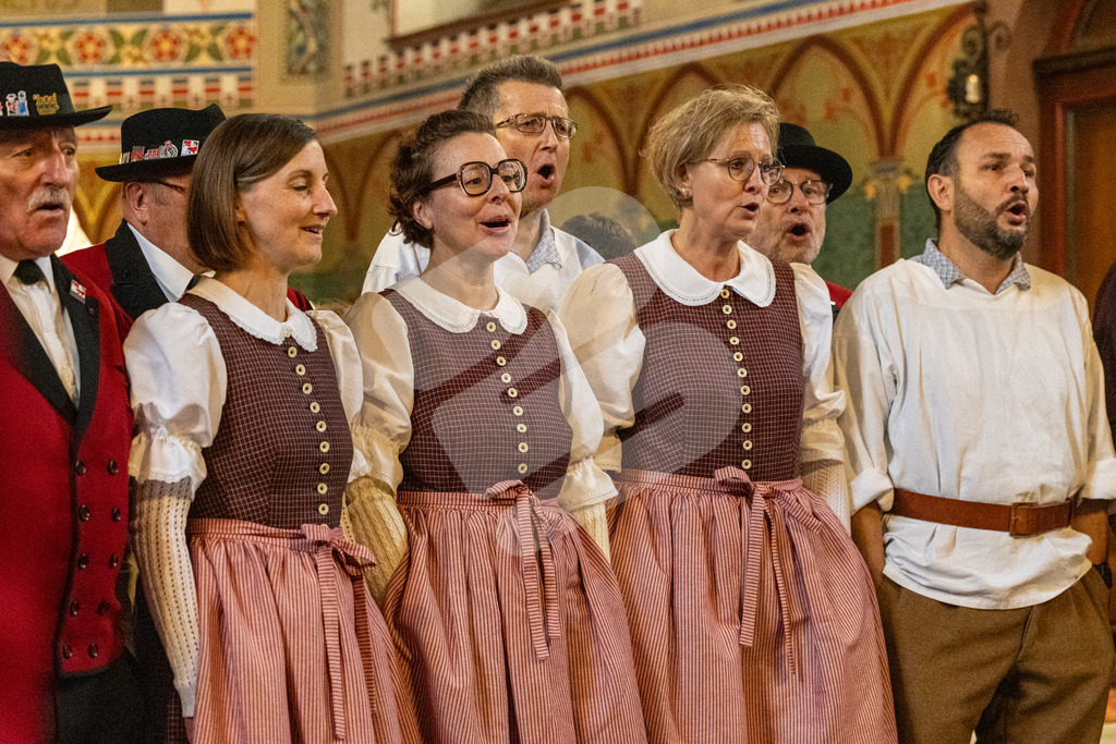 SKE100J_4581 | Die Schwinger des Schwyzer Kantonalen Schwingerverbandes: Fotos, die Dynamik und Leidenschaft festhalten, sowie emotionale Momente aus dem traditionellen Schwingsport zeigen. - Realisiert mit Pictrs.com