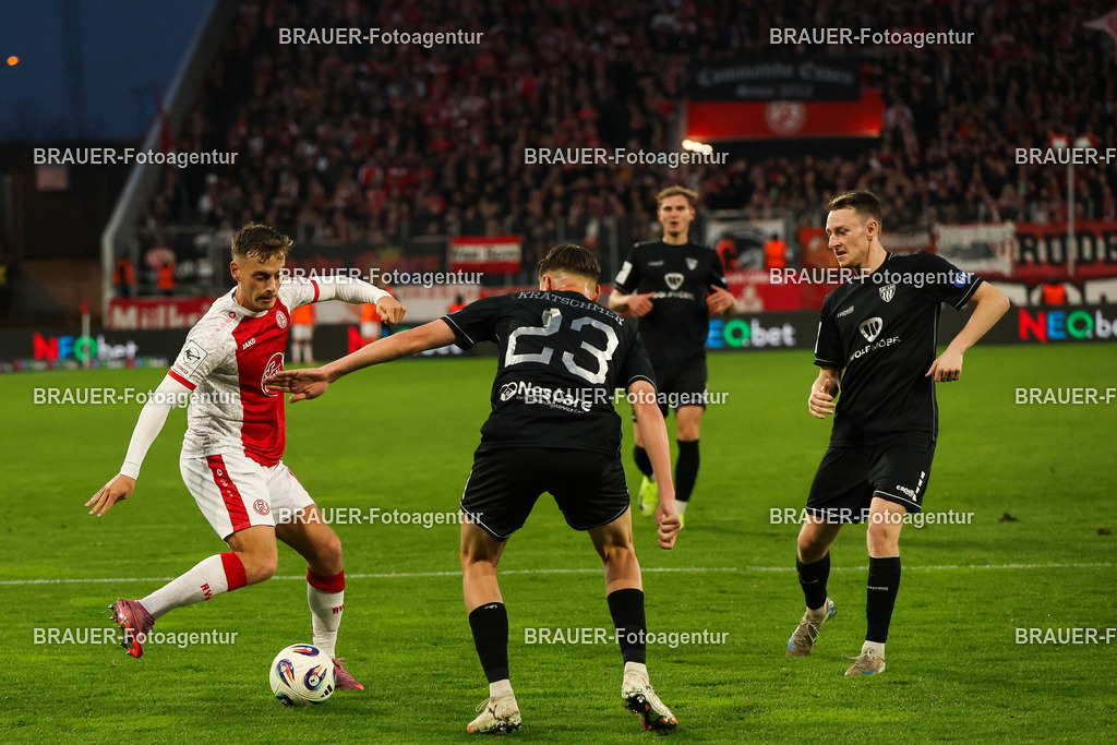 Rot-Weiss Essen - 1.Fc Schweinfurt | Essen, Deutschland, 02.11.2025 Marvin Obuz  (Rot-Weiss Essen) und Pius Krätschmer (1.FC Schweinfurt)  im Kampf um den Ballwährend des 3.Liga Spiels zwischen  Rot-Weiss Essen und 1.Fc Schweinfurt am 02.11.2025 im Stadion an der Hafenstraße in Essen. (Foto von Timo Bluhmki-Schmidt/Brauer Fotoagentur