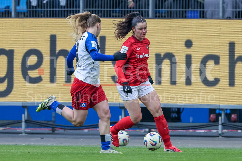 Fussball, Google Pixel Frauen-Bundesliga, Hamburger SV - SC Freiburg | v.li.: Svea Stoldt (Hamburger SV, HSV, 8) und Svenja Fölmli (SC Freiburg, 9) im Zweikampf, Duell, Dynamik, Aktion, Action, Spielszene, DIE DFB-RICHTLINIEN UNTERSAGEN JEGLICHE NUTZUNG VON FOTOS ALS SEQUENZBILDER UND/ODER VIDEOÄHNLICHE FOTOSTRECKEN. DFB REGULATIONS PROHIBIT ANY USE OF PHOTOGRAPHS AS IMAGE SEQUENCES AND/OR QUASI-VIDEO.