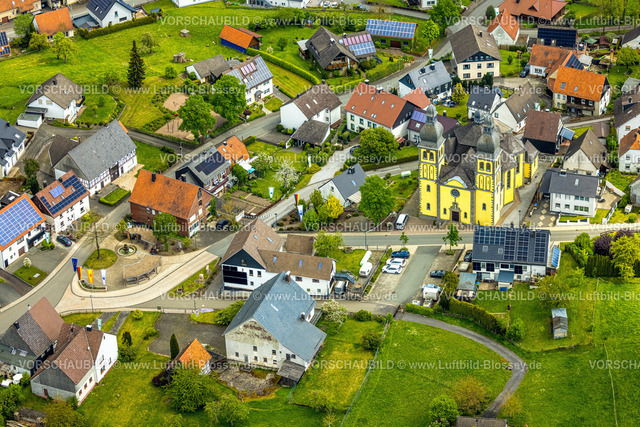 Marsberg240504067Padberg | Luftbild, gelbe Kirche St. Maria Magdalena, Ortszentrum mit Dorfplatz, Padberg, Marsberg, Sauerland, Nordrhein-Westfalen, Deutschland