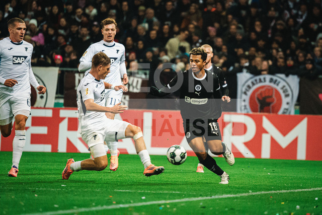 DFB-Pokal: St. Pauli vs. TSG Hoffenheim, 28.10.2025 | HAMBURG, GERMANY - OCTOBER 28: Joel Chima Fujita (FC St. Pauli, 16) with ball during the DFB-Pokal match between DFB-Pokal: St. Pauli vs. TSG Hoffenheim at Millerntor-Stadion on round 2 of the DFB-Pokal on October 28, 2025 in Hamburg, Germany. DFL REGULATIONS PROHIBIT ANY USE OF PHOTOGRAPHS AS IMAGE SEQUENCES AND/OR QUASI-VIDEO. - Realisiert mit Pictrs.com