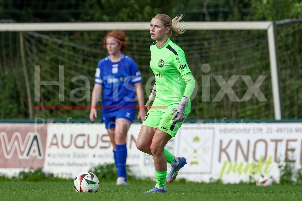 Fussball, Testspiel Frauen, SV Meppen - SpVg Aurich | Carla Steenken (Torhüterin, Torhüter, SV Meppen, 30) am Ball, Einzelbild, Ganzkörper, Aktion, Action, Spielszene