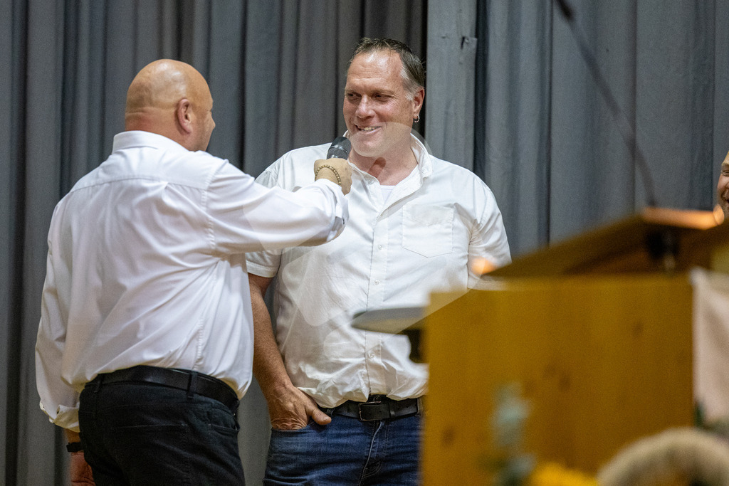 SKE100J_4909 | Die Schwinger des Schwyzer Kantonalen Schwingerverbandes: Fotos, die Dynamik und Leidenschaft festhalten, sowie emotionale Momente aus dem traditionellen Schwingsport zeigen. - Realisiert mit Pictrs.com