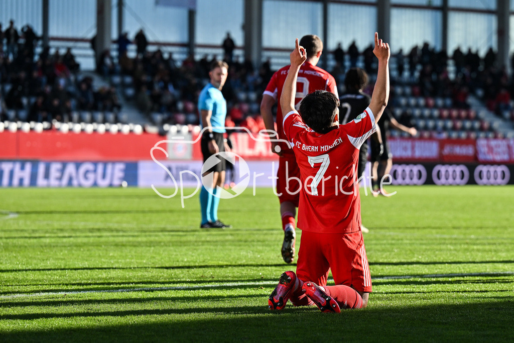 FC Bayern München U19 - Sporting Lissabon U19 | MUNICH, GERMANY - 09. DECEMBER: Jubel der Bayern nach dem Treffer zum 2-0 durch Maycon CARDOZO (FC Bayern München 7) / Tor / Torschuetze / Freude / Happy während dem Match zwischen der U19 des FC Bayern München und der U19 von Sporting Lissabon am 6. Spieltag der UEFA Youth League Ligaphase am FC Bayern Campus