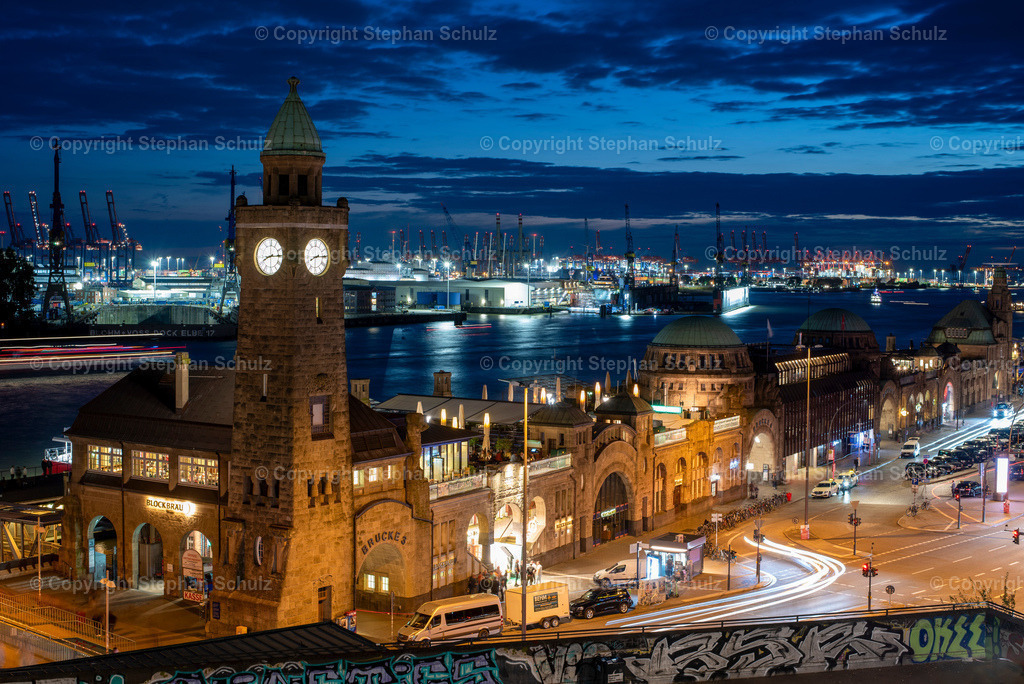 Hamburger Landungsbrücken | Hamburger Landungsbrücken zur blauen Stunde
Pegelturm, Landungsbrücken, Hamburger Hafen - Realisiert mit Pictrs.com
