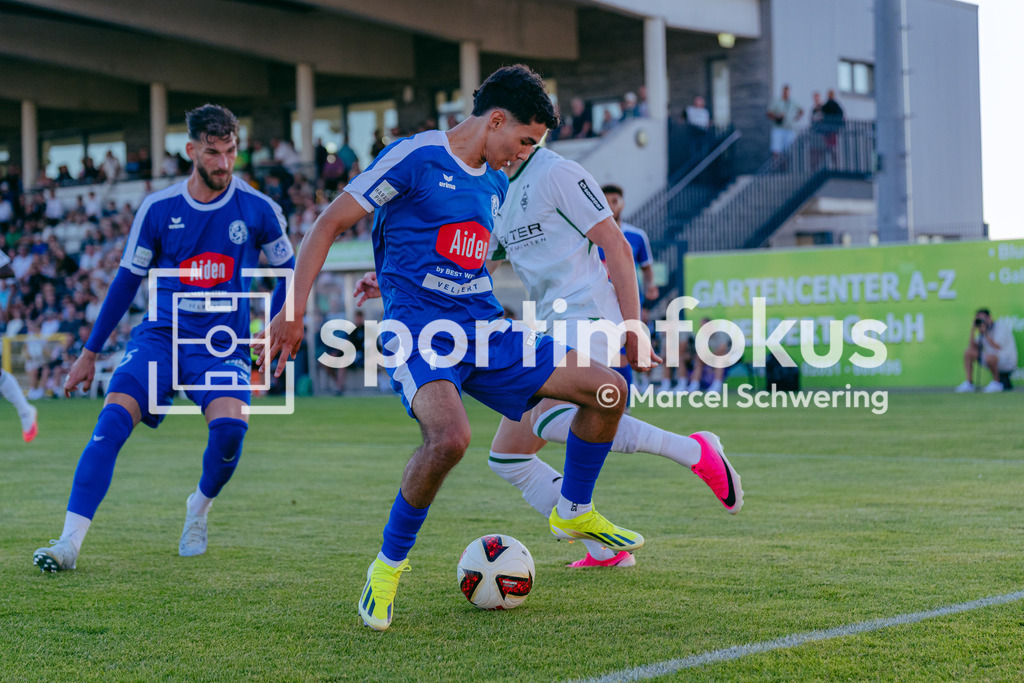 SSVg Velbert 02 – Borussia Mönchengladbach | Noah Bouassaria (SSVg Velbert 02) im Zweikampf. Testspiel zwischen der SSVg Velbert 02 und Borussia Mönchengladbach in Velbert, 12.08.2026. Endstand: 0:8. sportimfokus / Marcel Schwering - Realisiert mit Pictrs.com