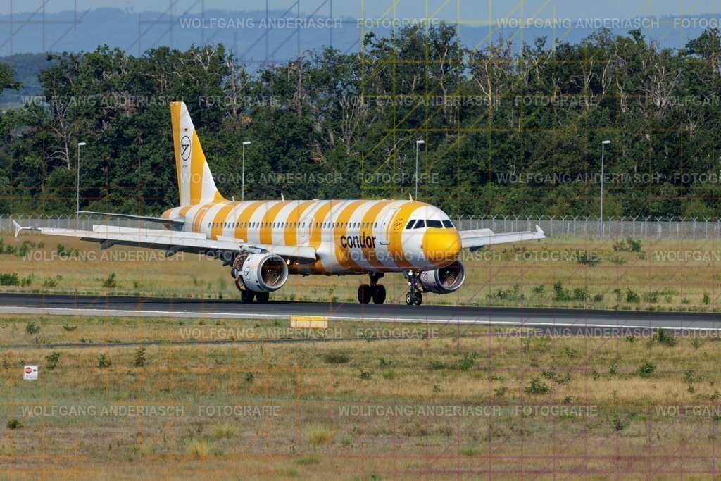 2025701-095924_FRA_07L_R3C_4565 | Am Flughafen Frankfurt am Main treffen Dynamik und Präzision aufeinander: Startende und landende Flugzeuge verschiedenster Airlines, festgehalten in Farbe und Schwarz-Weiß. Von kraftvollen Silhouetten bis zur majestätischen Erscheinung der Königin der Lüfte – zeitlose Momente moderner Luftfahrt. - Realisiert mit Pictrs.com