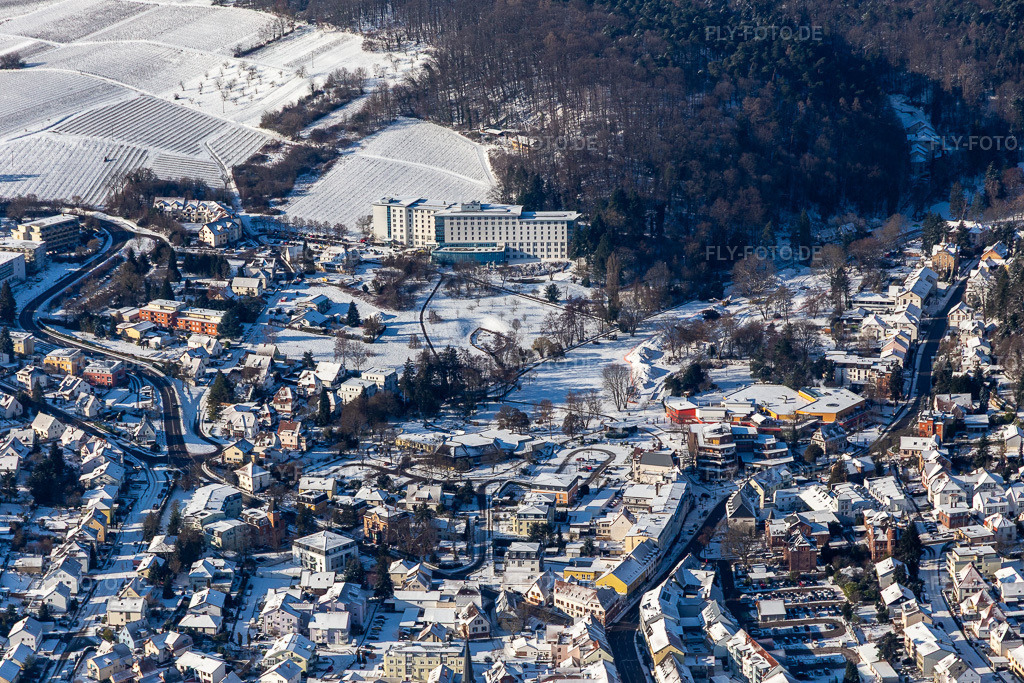 Luftbild: Winterluftbild im Schnee vom Kurpark Bad Bergzabern in Bad Bergzabern im Bundesland Rheinland-Pfalz in Deutschland. Foto: IMG_124347.jpg vom 11.02.2021 durch Werner Riehm/FLY-FOTO.de
