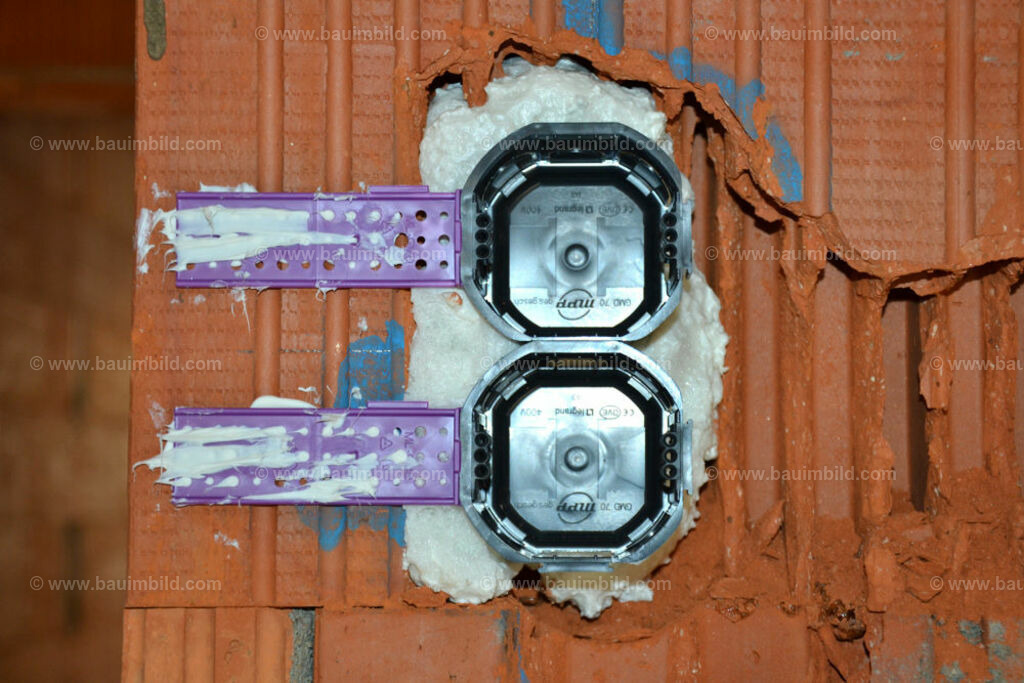 bib-lg17-elektroinstallation-0125 | Nach LV-Leistungsgruppen sortierte Detailfotos über den Bau eines Hauses. Alle Hausbau-Bilder direkt vom Urheber und Autor der Website Haus-Selber-Bauen.com