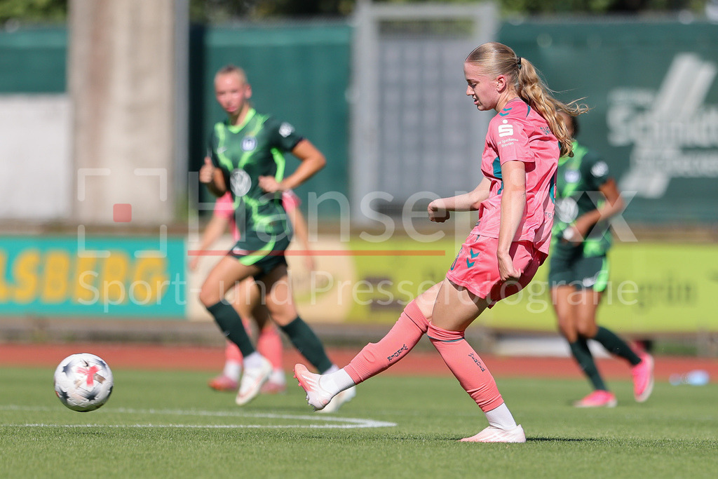 Fussball, Testspiel Frauen, SV Werder Bremen - VfL Wolfsburg | Marie Gmeineder (SV Werder Bremen, 6) am Ball, Einzelbild, Ganzkörper, Aktion, Action, Spielszene