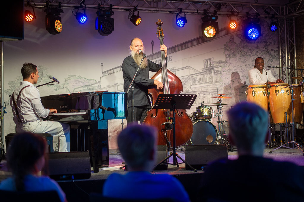 Summ Summ Salsa | Kinderkonzert Summ Summ Salsa mit Klazz Brothers & Cuba Percussion im Forte Belvedere Leisnig zum Festival Hallo Leisnig 2022. - Realisiert mit Pictrs.com
