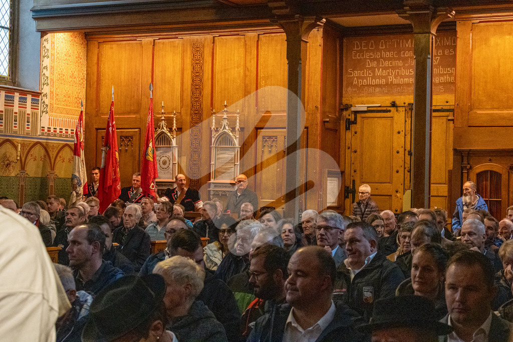 SKE100J_4589 | Die Schwinger des Schwyzer Kantonalen Schwingerverbandes: Fotos, die Dynamik und Leidenschaft festhalten, sowie emotionale Momente aus dem traditionellen Schwingsport zeigen. - Realisiert mit Pictrs.com