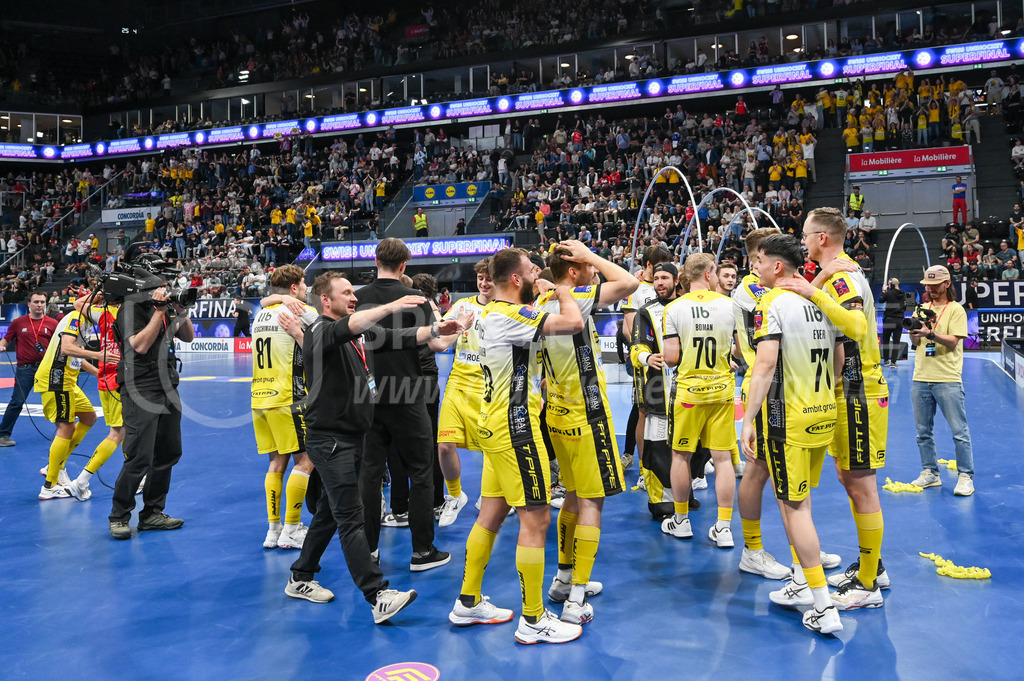 Zug United - HC Rychenberg - 25. April 2026 | Die HCR-Spieler jubeln über den ersten Schweizer Meistertitel des Vereins am L-UPL Superfinal-Spiel zwischen Zug United und HC Rychenberg am 25. April 2026 in der BCF Arena, Fribourg, Schweiz.Bild: Sportfotografie Markus Aeschimann | www.markus-aeschimann.ch - Realisiert mit Pictrs.com