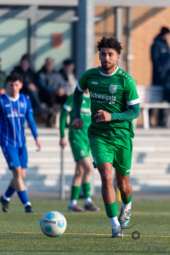 FC Rastede-Hansa Friesoythe | FC Rastede (blau)-Hansa Friesoythe (grün) am 09.02.2025 in Rastede (Sportanlage Kötterswegs), Photo: Philip Eiben 2025 - Realisiert mit Pictrs.com