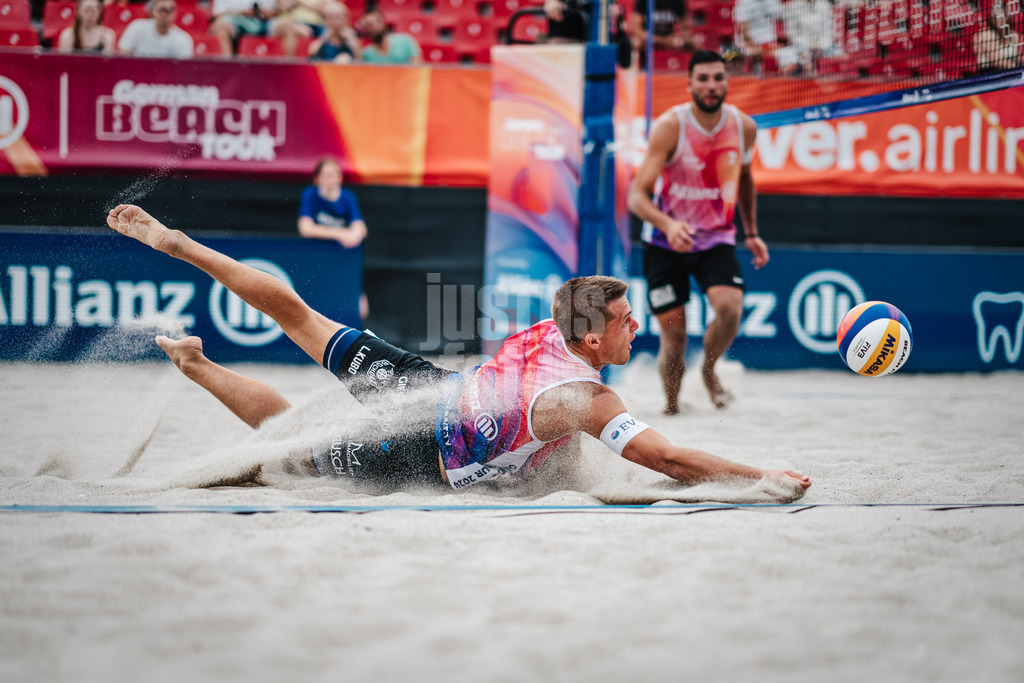 Beachvolleyball | Männer | Allianz German Beach Tour 2024 | Tourstop Kühlungsborn 2 | 15.08.2024 | Luis Kubo springt zum Ball