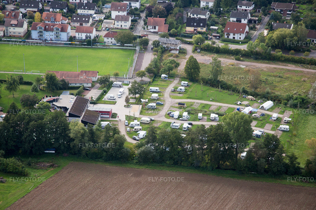 Luftbild: Wohnwagen und Zelte- Campingplatz - und Zeltplatz am Freibad im Ortsteil Ingenheim in Billigheim-Ingenheim im Ortsteil Klingen in Heuchelheim-Klingen im Bundesland Rheinland-Pfalz in Deutschland. Foto: IMG_072714.jpg vom 19.09.2014 durch Werner Riehm/FLY-FOTO.de