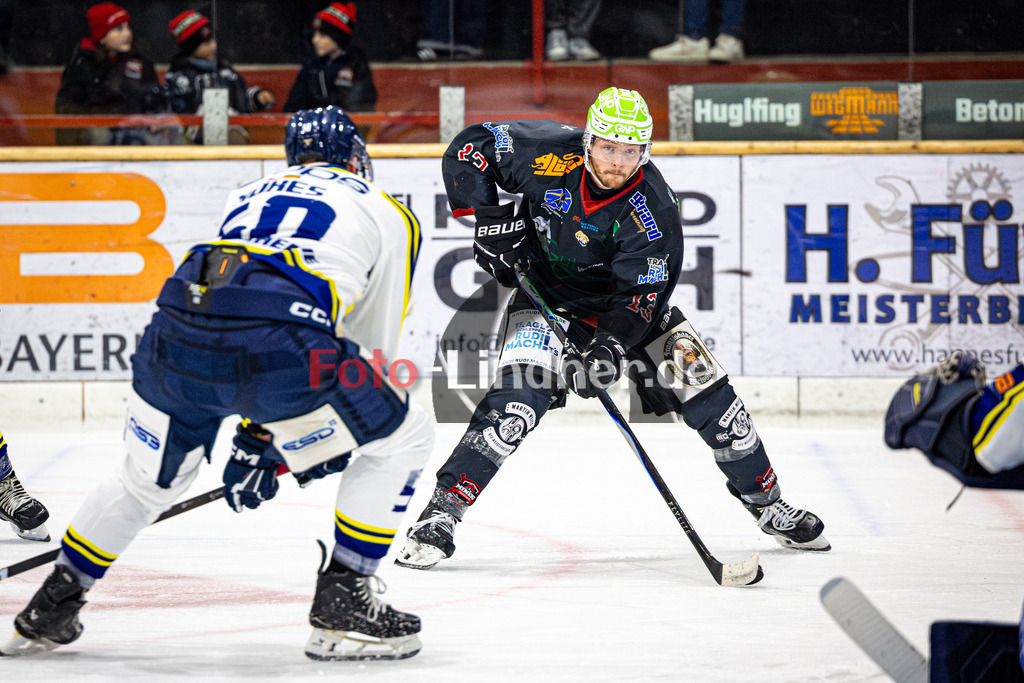 Peißenberg MINERS gegen EHC Waldkraiburg "Die Löwen" | Eishockey Bayernliga 2025/26, Peißenberg MINERS gegen EHC Waldkraiburg "Die Löwen", 20251012,Weiland PARRISH (MINERS 13) im Angriff,2025-10-12 in Peißenberg (flatbuy Arena Peißenberg), Weiland PARRISH (MINERS 13)Copyright: WolfgangxLindner www.foto-lindner.de