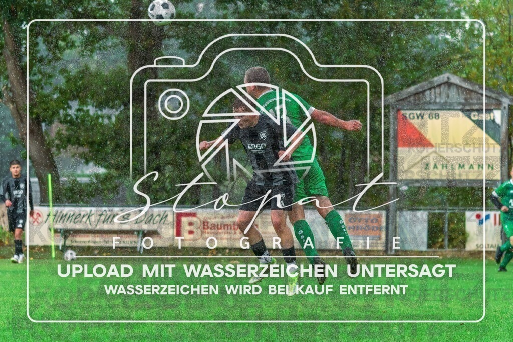 SGWFGFS-1054 | Tjark Landversicht (SG Wintermoor/Schuelern #13) und Ole Jahns (FG Fulde-Stellichte #17) beim Herren Kreisliga HK Spiel zwischen SG Schulern/Wintermoor und FG Fulde-Stellichte im Stadion Wintermoor, Schneverdingen (Simon Paul Stopat) - Realisiert mit Pictrs.com