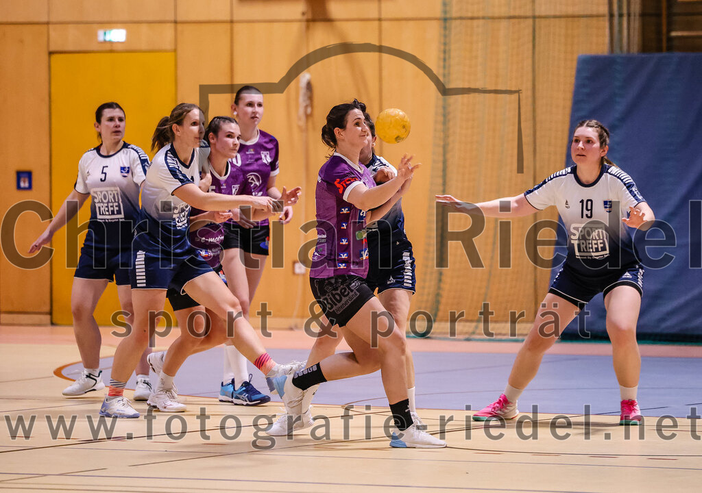 2024-11-24_057_SpVgg_Altenerding_gegen_HC_Donau-Paar_II | Erding, Deutschland, 24.11.2024:Handball, Bezirksoberliga Frauen Altbayern 2024 / 2024, 6. Spieltag, SpVgg Altenerding gegen HC Donau/Paar II, Endergebnis: 24:24Marina Wavrouschek (HC Donau/Paar, #11), Verena Kaiser (SpVgg Altenerding, #55), Janina Konrad (SpVgg Altenerding, #2), Sandra Geßner (HC Donau/Paar, #19)Foto: Christian Riedel / fotografie-riedel.net