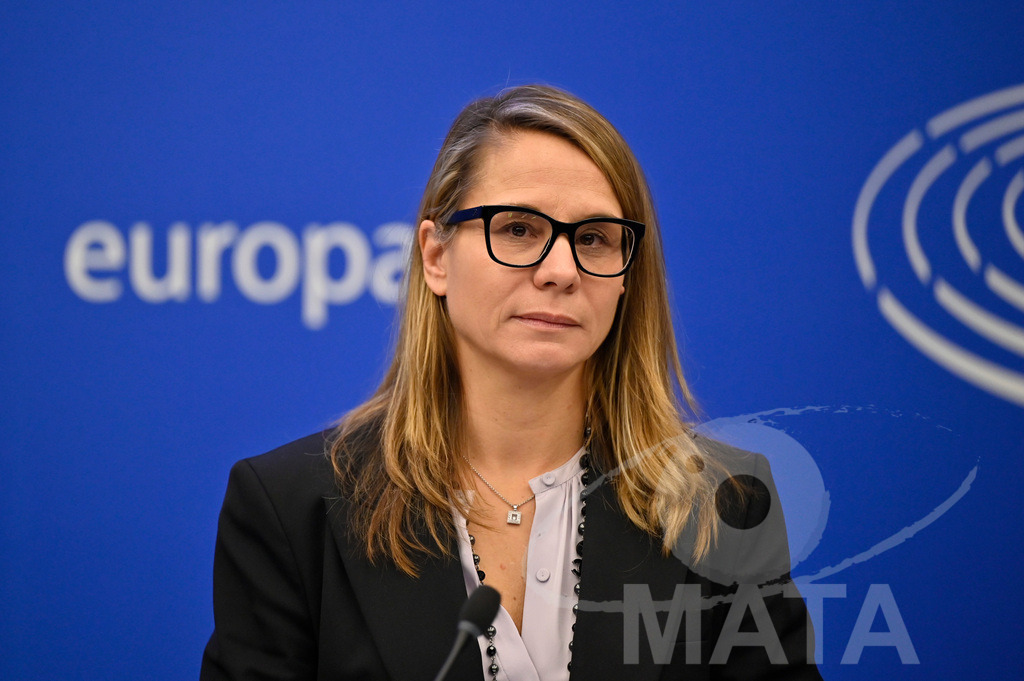 _DWI0089 | Politikerin Virginie Joron bei einer Pressekonferenz zum Thema 'Alarmierende Statistiken zu den Folgen des COVID-Lockdowns' im Europäischen Parlament. Straßburg, 18.01.2023 - Realisiert mit Pictrs.com