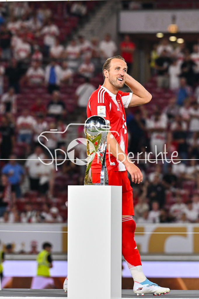 VfB Stuttgart - FC Bayern München | im Bild Harry KANE (FC Bayern Muenchen 9) mit dem Franz Beckenbauer Supercup auf der Bühne vor der Siegerehrung / Franz-Beckenbauer Supercup: VfB Stuttgart - FC Bayern München; MHP Arena am 16.08.2025 / Einzelfoto / Freisteller
