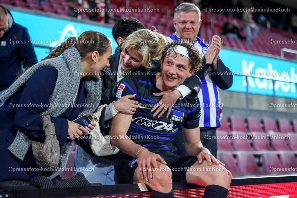 1FC05042501098 | 05.04.2025, Fußball, 1. FC Köln - Hertha BSC, 2.. Fußball Bundesliga, 28. Spieltag, RheinEnergie-STADION, Saison 2024 2025: Abschlussjubel nach dem 1:0 Sieg für Hertha BSC - Luca Schuler (Hertha BSC #18) feiert erleichtert den Sieg mit seiner Familie auf der TribüneDFB regulations prohibit any use of photographs as image sequences and or quasi-video.