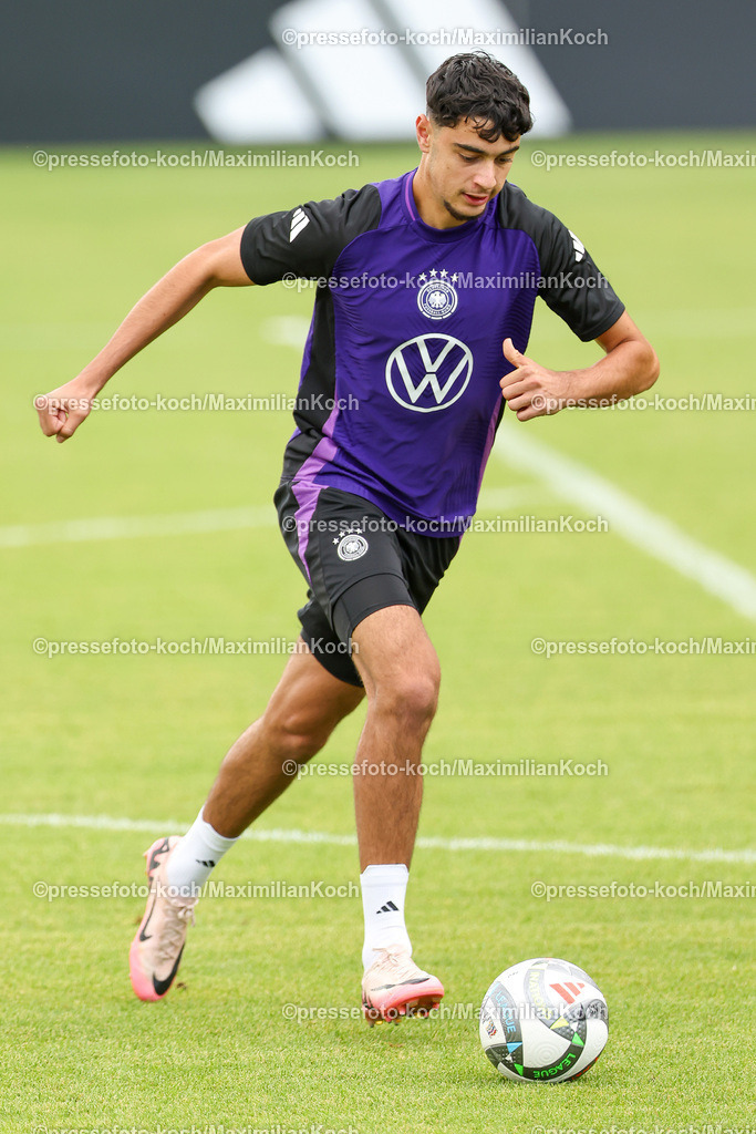 DFB08092402084 | 08.09.2024, Düsseldorf, Fußball, öffentliches Training der DFB Nationalmannschaft Deutschland,  Paul-Janes-Stadion: Aleksandar Pavlovic (GER #16)DFB regulations prohibit any use of photographs as image sequences and or quasi-video.