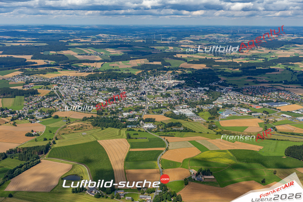 Das Luftbild der Stadt Helmbrechts wurde 2021 vom Flugzeug heraus erstellt (keine Drohne) Aufnahmehöhe ca.450 Meter- hohe Bildauflösung und Druck-Qualität garantiert!