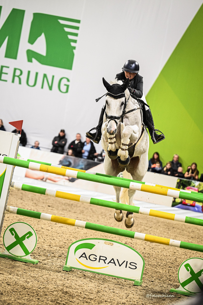 011125-18-195 | Foto Mhisen Pferdefotografie#, Reitturnier Frankfurt#  #Dressur und Springen
#Profi Pferdefotograf Reitturnier Fotograf 
#Sport Horses Photographer 
#equestrain photographer - Realisiert mit Pictrs.com