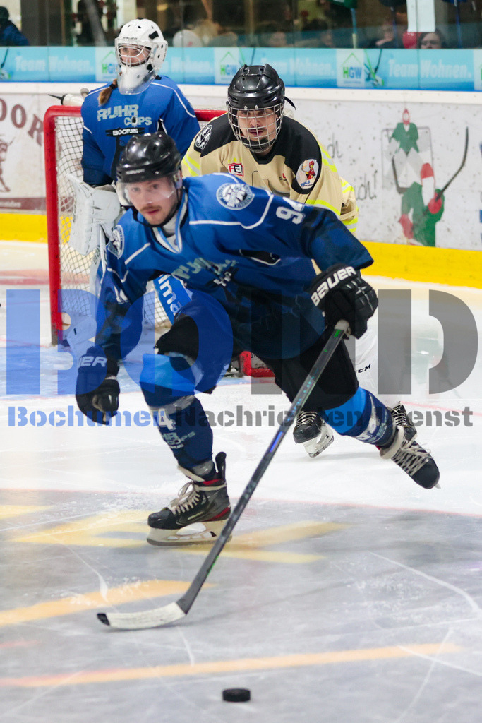 Benefiz-Eishockeyspiel der Polizei Bochum gegen die feuerwehr Duisburg {date} -  | {headline}



(Foto: Sebastian Sendlak / BOND)

 - Realisiert mit Pictrs.com