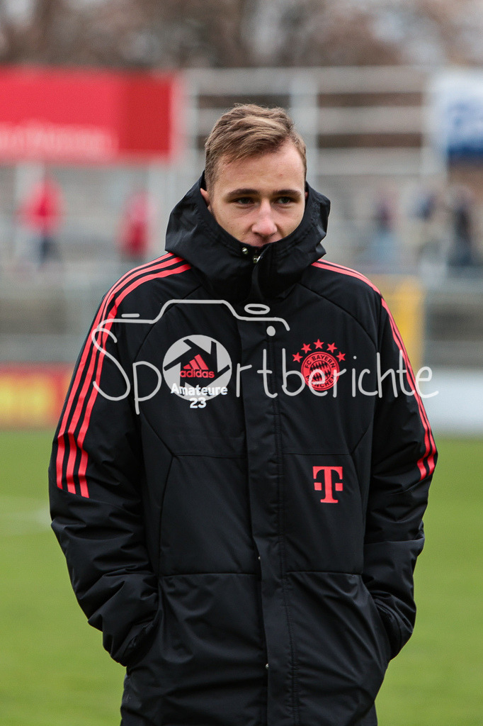 SV Vikoria Aschaffenburg - FC Bayern Amateure | Die Spieler der Amateure sind in Aschaffenburg eingetroffen und begutachten den Platz nochmal vor der Partie / Lovor ZVONAREK (FCB #23)