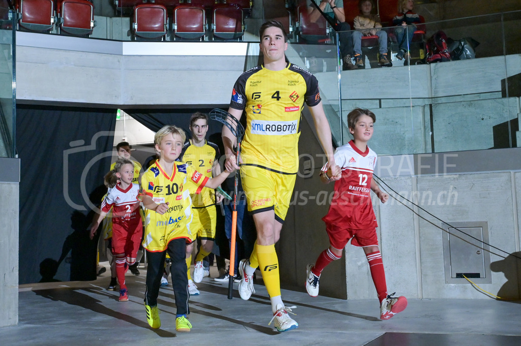 HC Rychenberg vs Basel Regio - 19. November 2022 | HC Rychenberg vs Basel Regio
AXA Arena, Winterthur
Nils Conrad (#4 HC Rychenberg) und Nicola Bischofberger (#2 HC Rychenberg) mit Einlaufkids.
Bild: Sportfotografie Markus Aeschimann | www.markus-aeschimann.ch - Realisiert mit Pictrs.com