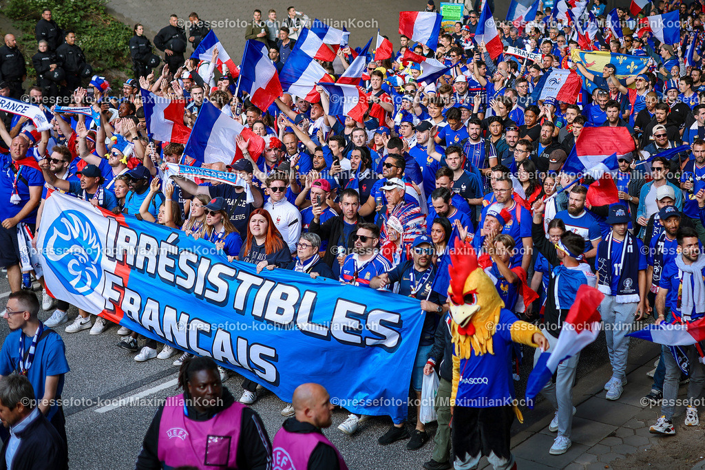 HHmx05072401012 | 05.07.2024, Hamburg, EURO2024 FRANCE VS PORTUGAL Fans and Unterstützer von Frankreich vor dem Fußballspiel zwischen der Nationalmannschaft  von France (les Bleus) und Portugal im Viertelfinale knock out game der UEFA EURO, EM, Europameisterschaft, Fussball 2024 tournament. Fanmarsch von Schnellingen zum Stadion vor dem Spiel.